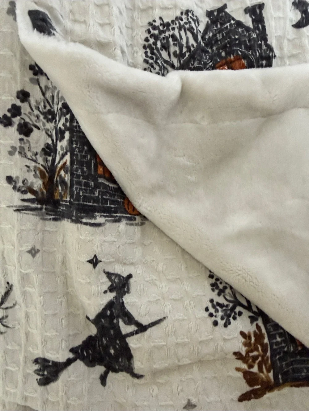 Envogue Halloween Cottage Waffle Gauze Throw in Cream, Brown and Black